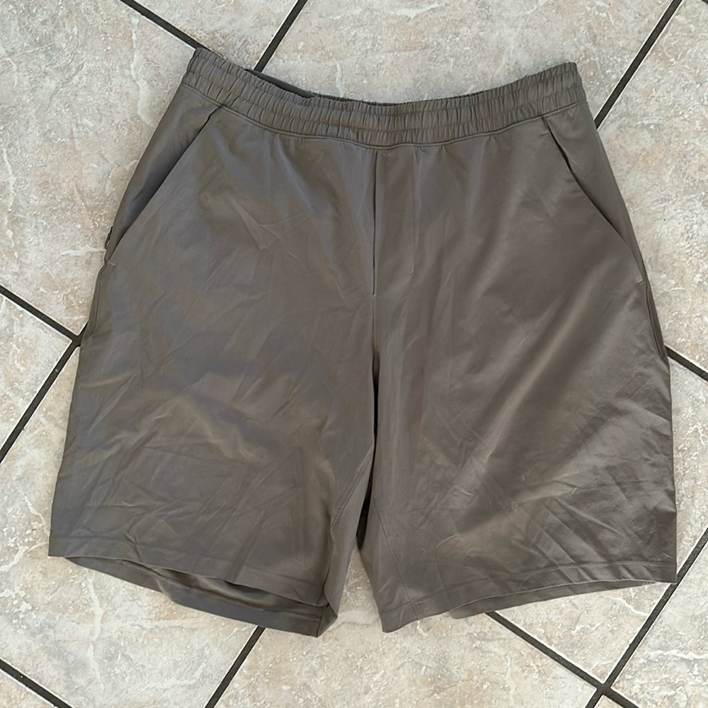 Lulemon men’s sand colored shorts lined